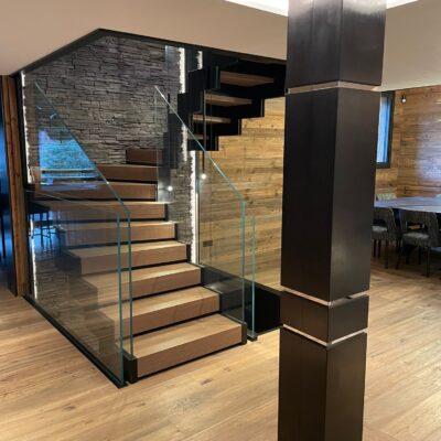Réalisation d'un escalier en acier thermolaqué | Garde-corps en verre | Habillages de poteaux en acier patiné | Chalet à Megève, Haute-savoie