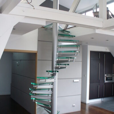 Escalier hélicoïdal acier avec marches en verre - Appartement particulier - Thonon-Les-Bains France