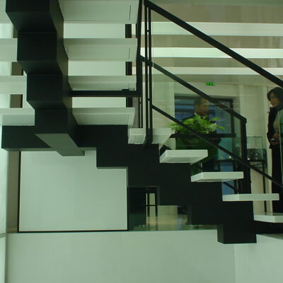 Escalier à fût central acier en forme de crémaillère - Siège social d'entreprise - Paris France
