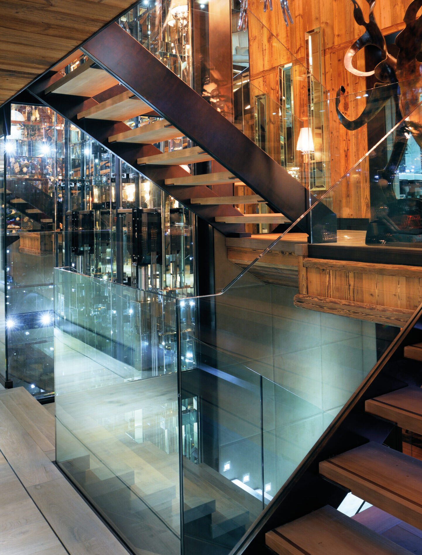 Réalisation d'un escalier en acier thermolaqué | Garde-corps en verre | Habillages de poteaux | Chalet à Megève, Haute-savoie