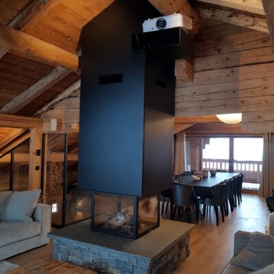 Habillage de cheminée en acier thermolaqué - Chalet particulier - La Clusaz France