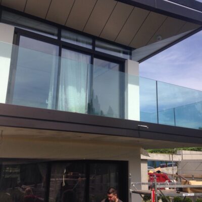 Garde-corps acier avec habillage de tranche de dalle en aluminium - Villa privée - Cologny Suisse