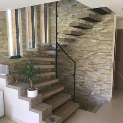 Escalier marches en bois fixées au mur – Résidence privée - Allinges France