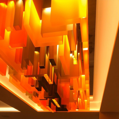 Luminaires inox poli, laiton poli et brossé, et plexiglass - Chalet privé - Courchevel France