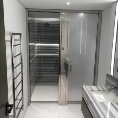Cloison de douche et WC en inox poli, remplissage vitré - Chalet privé - Courchevel France