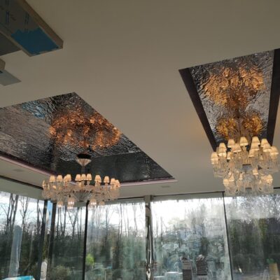 Décor en inox poli noir froissé en faux plafond - Résidence privée - Mies Suisse