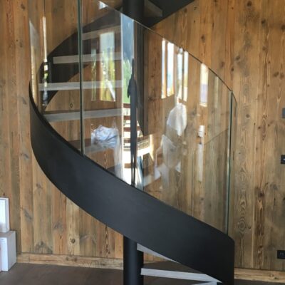 Escalier hélicoïdal métal et verre cintré - Chalet privé - Megève France