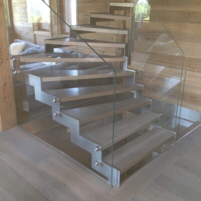 Escalier inox brossé, garde-corps vitré - Chalet privé - Megève France