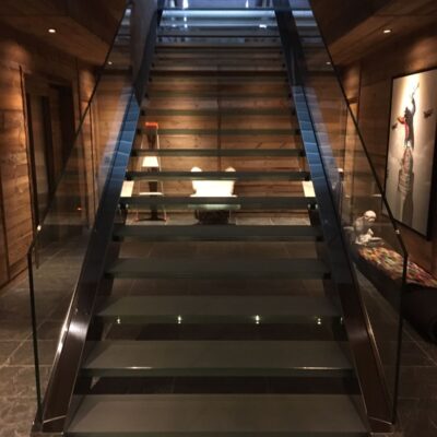 Escalier inox poli et marches en verre - Chalet privé - Megève France