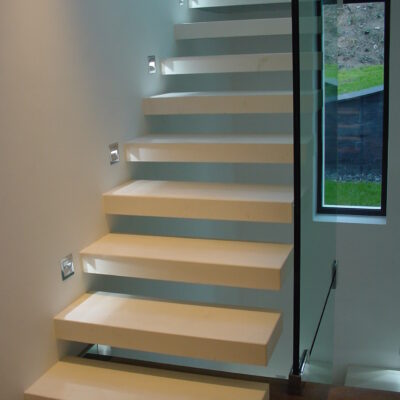 Escalier marbre et inox poli, garde-corps vitré - Résidence privée - Cologny Suisse