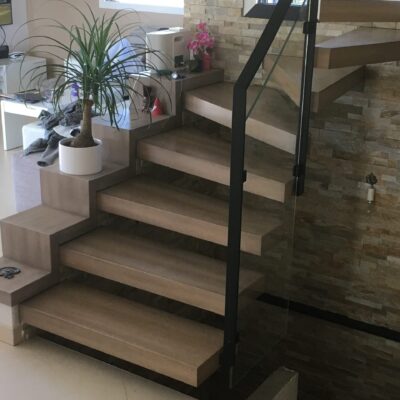 Escalier marches en bois fixées au mur - Résidence privée - Allinges France