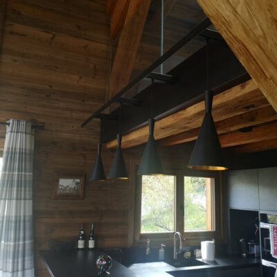 Garde corps vitré avec habillage de tranche de dalle et support luminaire intégré - Chalet privé - Megève France