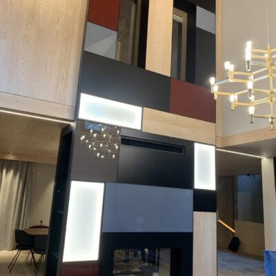 Habillage cheminée métal, bois & verre et caissons lumineux - Chalet privé - Chamonix France