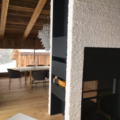 Habillage de cheminée en acier laqué et pierre - Chalet privé - Praz sur Arly France