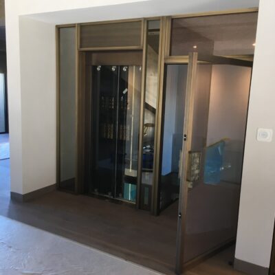 Menuiserie laiton patiné brossé - Chalet privé - Courchevel France