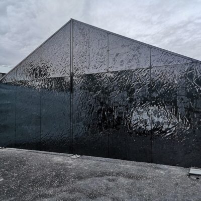 Portail Inox noir martelé poli miroir - Résidence privée - Mies Suisse