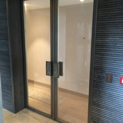 Porte vitrée à deux vantaux en laiton brossé patiné - Chalet privé - Courchevel France